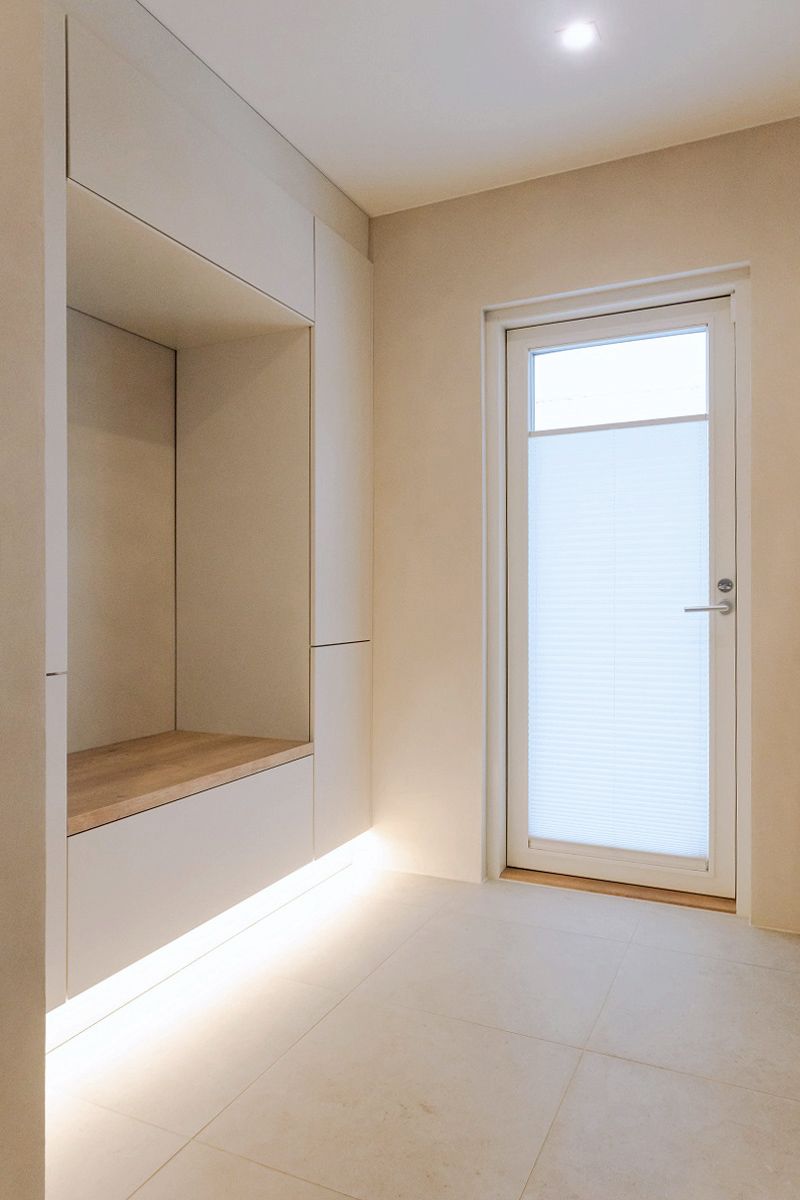 Illuminazione per spogliatoio KANTTI 023W con faretti da 9W e striscia led da 7,2 W 3000K.